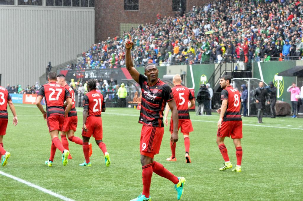 Timbers edge Union 2-1 to improve playoff chances
