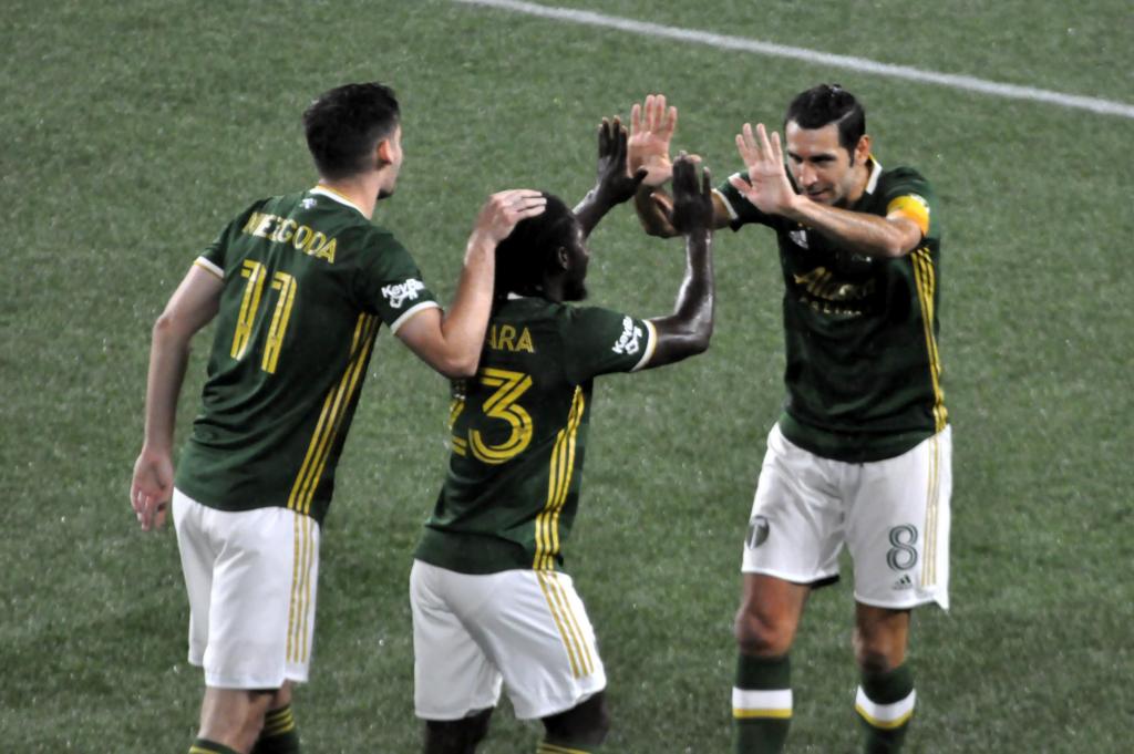 Early Yimmi Chara goal holds up, Timbers top Sounders 1-0