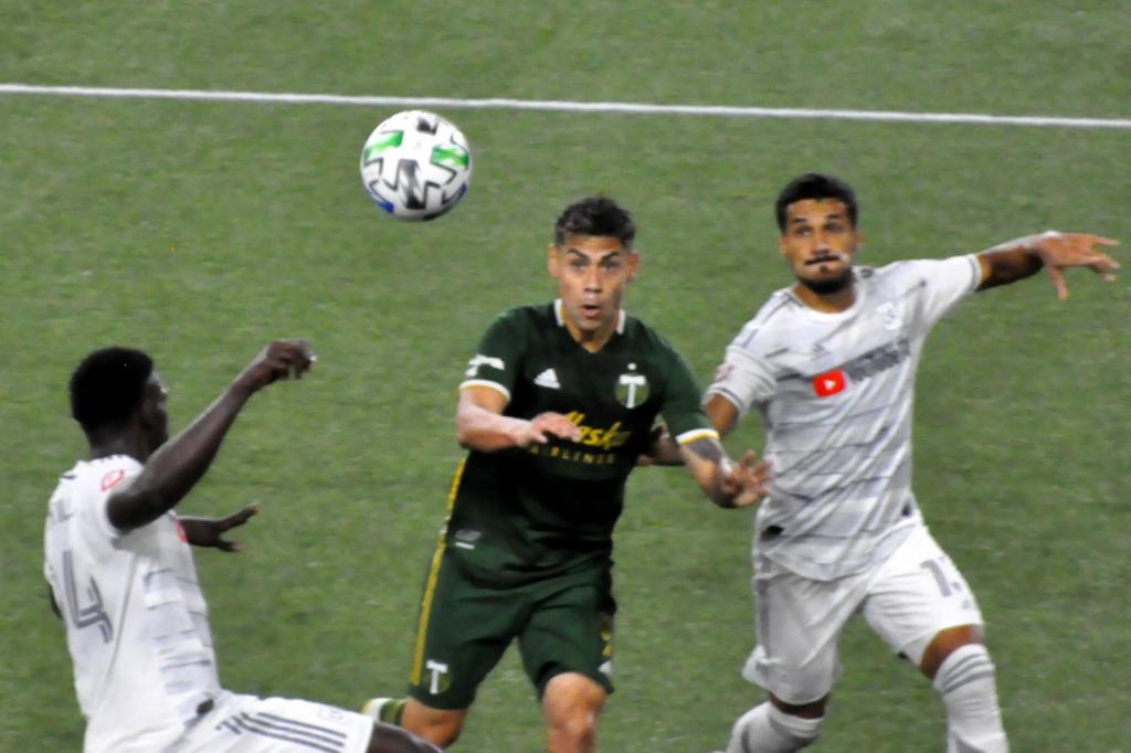 Timbers get last-gasp goal from Mora for 2-1 win over LAFC
