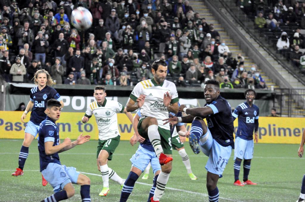 Timbers blow 2-0 lead, fall to Vancouver by 3-2 score