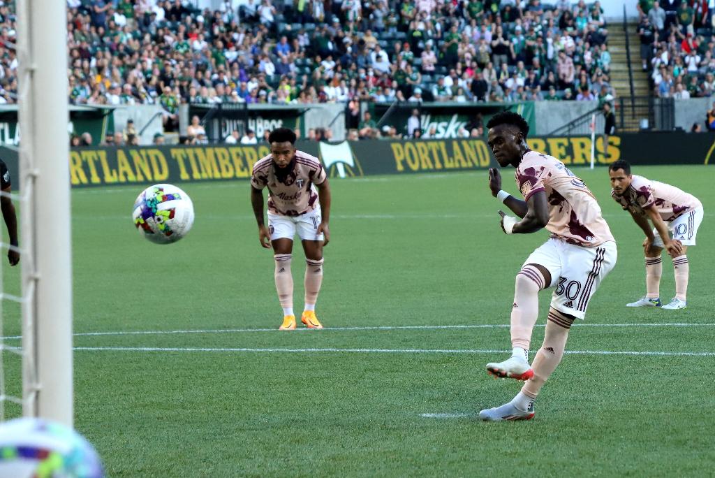 Moreno’s two goals enough for 10-man Timbers in 2-1 win over Houston