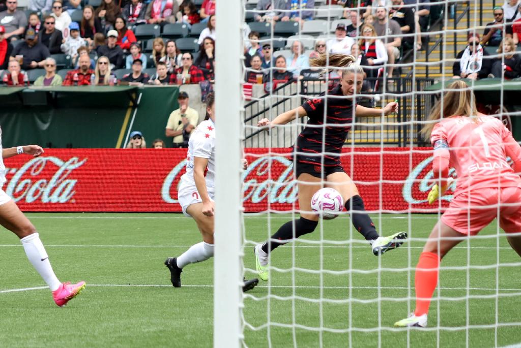 Early Thorns goals lead way to 4-0 rout of Chicago Red Stars
